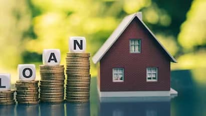 Loan: আপনি যখন হোম লোনের জন্য আবেদন করছেন, তখন সবচেয়ে গুরুত্বপূর্ণ বিষয় হল সুদের হার। আপনার হোম লোনের EMI সুদের হার অনুযায়ী নির্ধারিত হয়।
