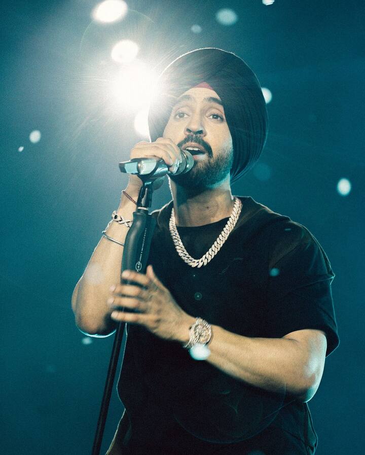 दरअसल बीते दिन दिलजीत दोसांझ ने यूपी के लखनऊ शहर में कॉन्सर्ट किया था. जहां उन्होंने स्टेज पर इस नोटिस को लेकर खुलेआम बात की. उन्होंने कहा, 'मैं सबसे बहुत प्यार करता हूं. इसलिए दिलजीत वर्सेस कुछ नहीं है. मुझे अपने टूर के दौरान हर शहर से बेशुमार प्यार मिला है.’