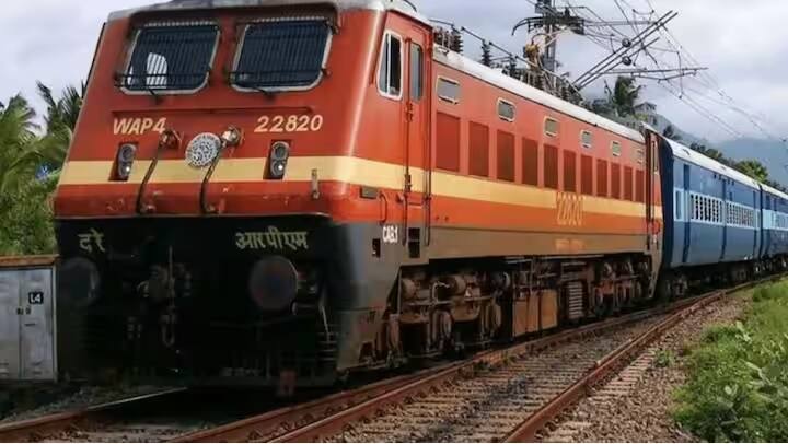 ભારતમાં, ઘણીવાર જ્યારે કોઈને દૂરના શહેરમાં જવું પડે છે. તેથી આવી સ્થિતિમાં લોકો ફ્લાઇટને બદલે ટ્રેનને પસંદ કરે છે. ટ્રેનની મુસાફરી ખૂબ અનુકૂળ છે, તેથી જ વધુ લોકો ટ્રેનમાં મુસાફરી કરે છે.