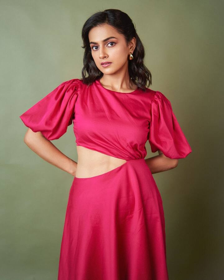 శ్రద్ధా కామెంట్స్ పై భిన్నాభిప్రాయాలు వ్యక్తమవుతున్నాయి..కొందరు ఇలా మాట్లాడితే ఆఫర్లు ఎట్లా వస్తాయమ్మా అంటే.. మరికొందరు మాత్రం ఆమె టాలెంట్ పై ఆమెకున్న నమ్మకం అది అని ప్రశంసిస్తున్నారు