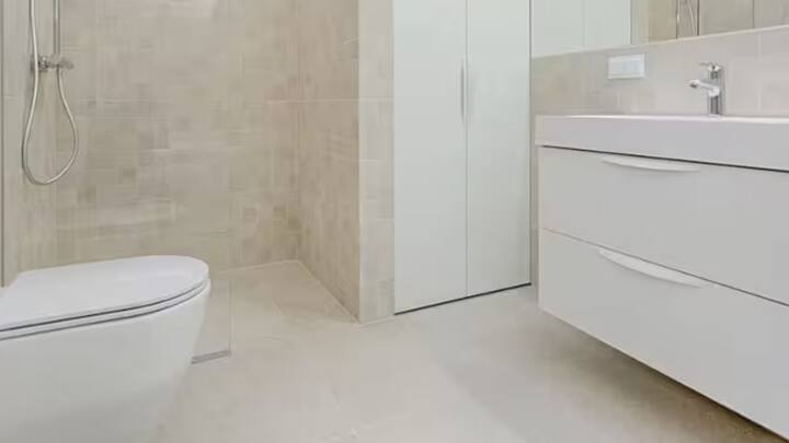 বাস্তু মেনে বাড়িতে বাথরুম উত্তম পশ্চিমমুখী করা ভাল। বাথরুমে প্রচুর পরিমাণে নেগেটিভ এনার্জি থাকে। তাই সবসময় পরিষ্কার রাখুন।