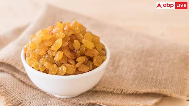 કિસમિસમાં એન્ટીબેક્ટેરિયલ ગુણ હોય છે જે મૌખિક સ્વાસ્થ્યને સુધારી શકે છે. કિસમિસમાં પ્રીબાયોટિક્સ હોય છે, જે આંતરડાના સ્વાસ્થ્યને પ્રોત્સાહન આપી શકે છે.