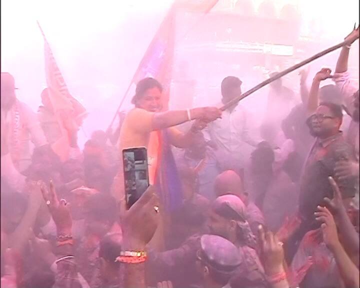 त्यांच्या विजयानंतर नवनीत राणा यांनी जल्लोष केल्याचं पाहायला मिळालं.