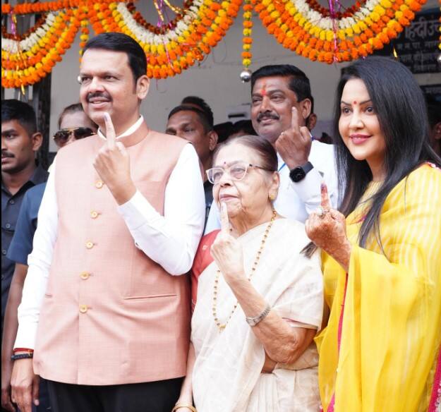 ચૂંટણી એફિડેવિટ મુજબ, તેમની પાસે એફડી અને ડિપોઝિટ સહિત બેંક ખાતાઓમાં રૂ. 2,28,760 છે. જ્યારે તેમની પત્ની પાસે 1 લાખ 43 હજાર 717 રૂપિયા છે. દેવેન્દ્ર ફડણવીસે શેર માર્કેટ કે મ્યુચ્યુઅલ ફંડમાં કોઈ રોકાણ કર્યું નથી. જો કે, રૂ. 20,70,607 પોસ્ટલ બચત, વીમા પોલિસી અને નાણાકીય સાધનોમાં રોકાણ કરવામાં આવ્યું છે. આ સિવાય ફડણવીસની પત્નીએ બોન્ડ્સ, ડિબેન્ચર્સ, શેર્સ અને મ્યુચ્યુઅલ ફંડમાં 5,62,59,031 રૂપિયાનું રોકાણ કર્યું છે.