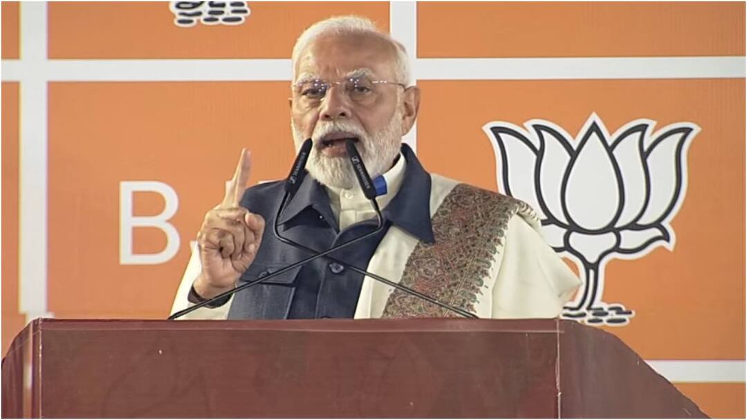Waqf Act has no place in Indain Constitution but Congress brought it for appeasement says PM Modi PM Modi Comments: రాజ్యాంగంలో వక్ఫ్ చట్టానికి చోటు లేదు, ఓ వర్గం కోసం కాంగ్రెస్ తీసుకొచ్చింది: ప్రధాని మోదీ