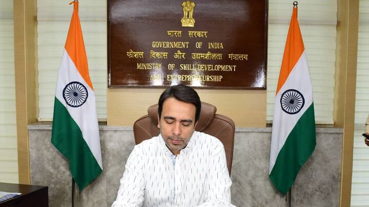 सरकार के केंद्रीय कौशल विकास मंत्रालय की ओर से जारी किए गए आंकड़ों के मुताबिक 10 नवंबर 2024 तक इस योजना में 10 लाख से ज्यादा लोगों को ट्रेनिंग दी जा चुकी है. फिलहाल 34 हजार लोग योजना के तहत अभी ट्रेनिंग ले रहे हैं.