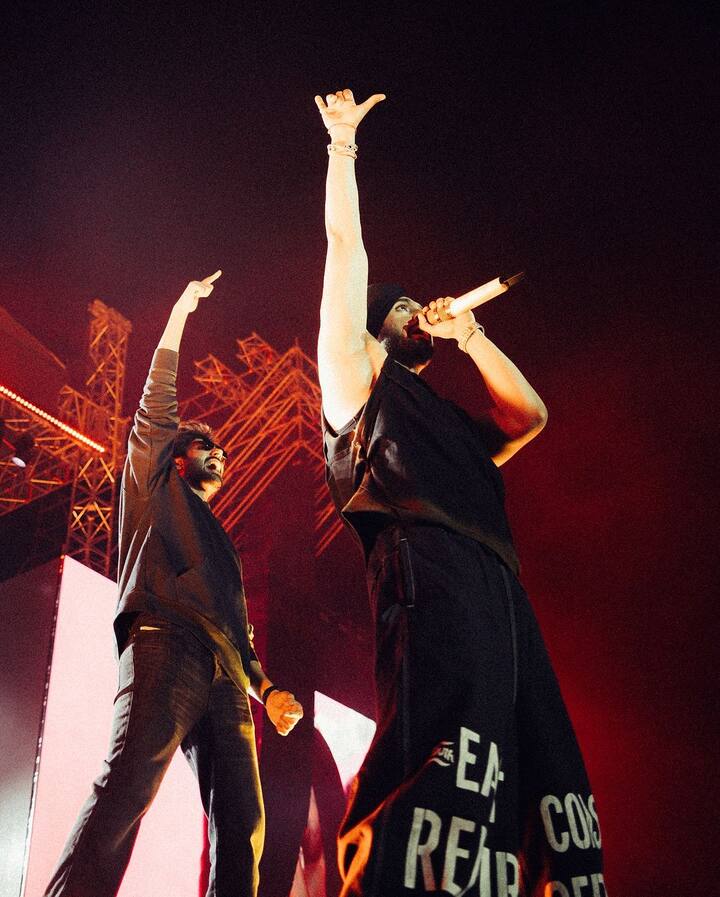 बता दें कि दिलजीत दोसांझ पंजाबी फिल्मों के अलावा कई हिंदी फिल्मों में भी नजर आ चुके हैं.