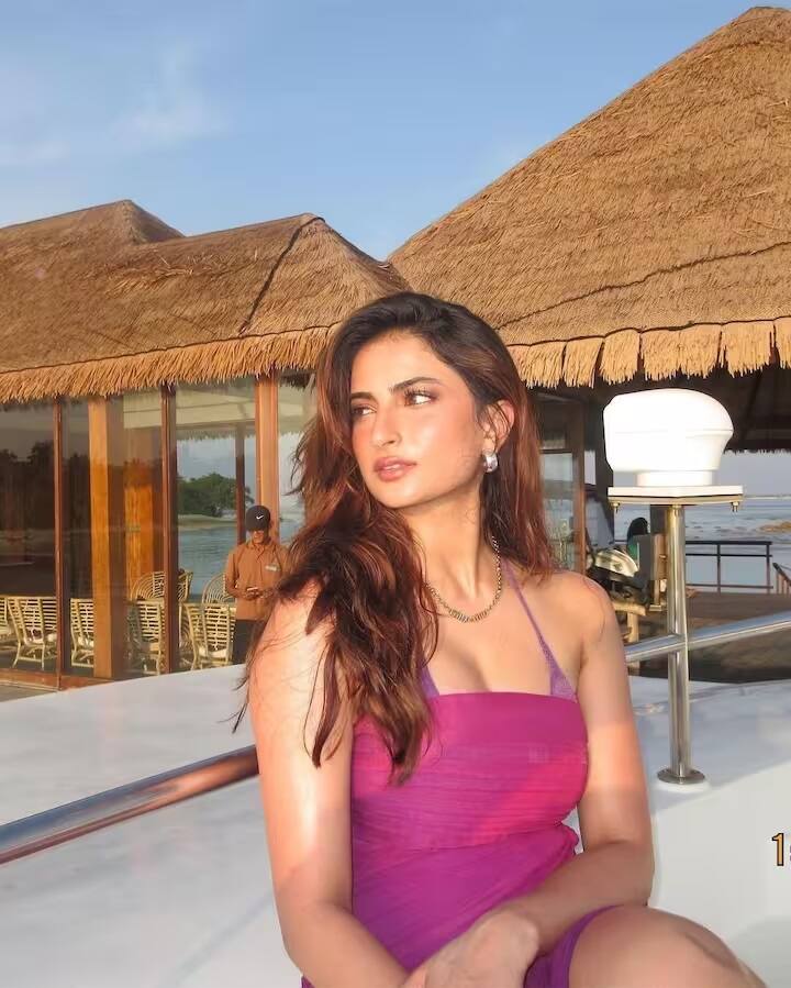 પલક તિવારી સોશિયલ મીડિયા પર ઘણી એક્ટિવ રહે છે. જ્યાં તે પોતાના વેકેશન અને ડેઈલી લાઈફ સાથે જોડાયેલી તસવીરો ફેન્સ સાથે શેર કરતી રહે છે.