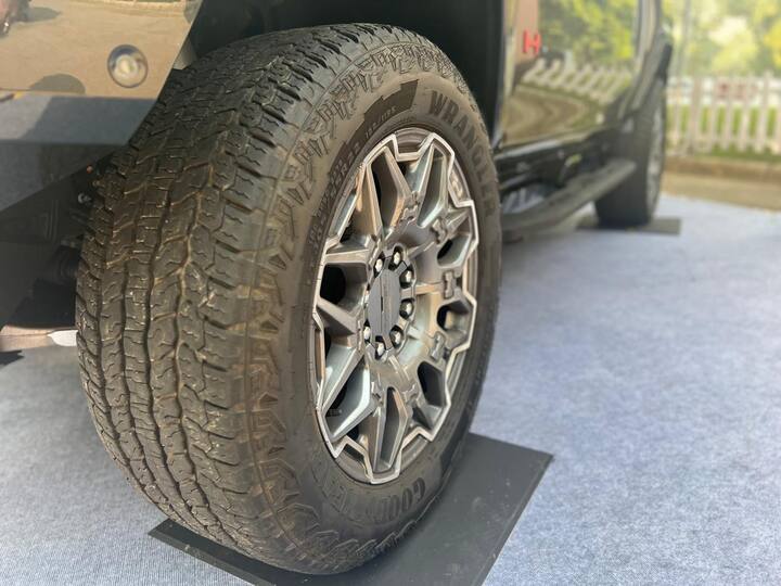 GMC Hummer EV SUV বেশ বড়। প্রথম দর্শনেই এর দানব দৈর্ঘ্য চোখে পড়বে আপনার। এর দৈর্ঘ্য 5.2 মিটারের বেশি এবং প্রস্থ 2202 এমএম। এটি সম্ভবত বিশ্বের সবচেয়ে প্রশস্ত এবং বৃহত্তম গাড়িগুলির মধ্যে একটি।