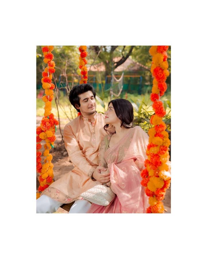 भाविन भानुशाली ने अपनी सगाई की कुछ खूबसूरत तस्वीरें अपने इंस्टाग्राम अकाउंट पर शेयर की हैं.