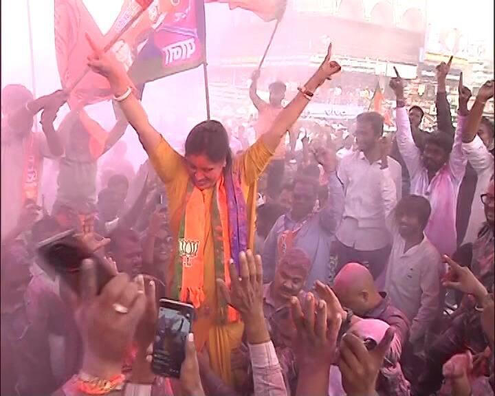 रवी राणा यांच्या विजयानंतर नवनीत राणा यांना अश्रूही अनावर झाले होते.