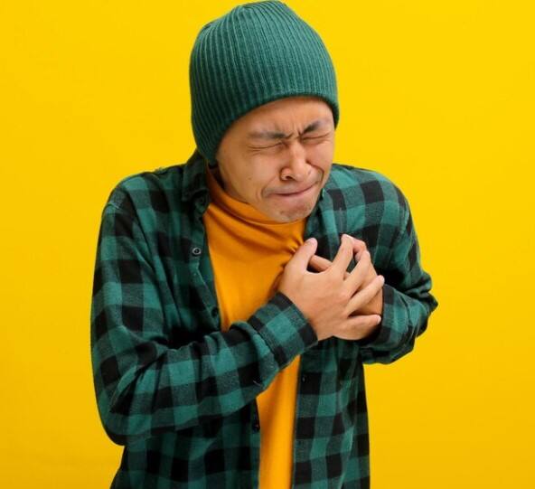 ਜਿਨ੍ਹਾਂ ਲੋਕਾਂ ਨੂੰ ਪਹਿਲਾਂ ਹੀ ਦਿਲ ਦੀ ਬਿਮਾਰੀ ਹੈ, ਉਨ੍ਹਾਂ ਨੂੰ ਠੰਢ ਵਿੱਚ ਜ਼ਿਆਦਾ ਦੇਰ ਤੱਕ ਬਾਹਰ ਰਹਿਣ ਤੋਂ ਪਰਹੇਜ਼ ਕਰਨਾ ਚਾਹੀਦਾ ਹੈ ਅਤੇ ਜਿੰਨਾ ਸੰਭਵ ਹੋ ਸਕੇ ਘਰ ਦੇ ਅੰਦਰ ਹੀ ਰਹਿਣਾ ਚਾਹੀਦਾ ਹੈ। ਬਾਹਰ ਜਾਣ ਵੇਲੇ ਆਰਾਮਦਾਇਕ ਅਤੇ ਗਰਮ ਕੱਪੜੇ ਪਹਿਨਣੇ ਬਹੁਤ ਜ਼ਰੂਰੀ ਹਨ। ਠੰਡ 'ਚ ਸਰੀਰ ਨੂੰ ਚੰਗੀ ਤਰ੍ਹਾਂ ਢੱਕਣਾ ਅਤੇ ਠੰਢਾ ਨਾ ਹੋਣ ਦੇਣਾ ਵੀ ਜ਼ਰੂਰੀ ਹੈ।