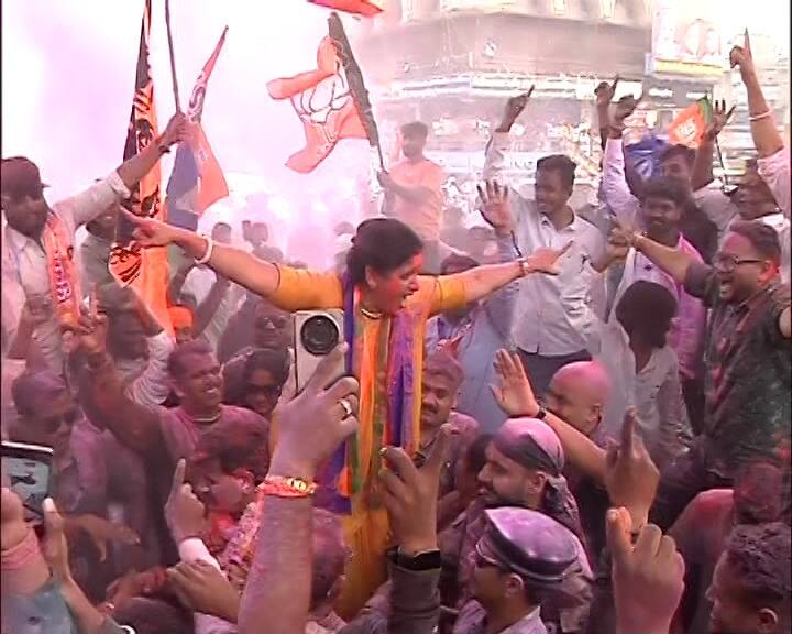 त्यांच्या जल्लोषाचे व्हिडीओ समोर आले आहेत.