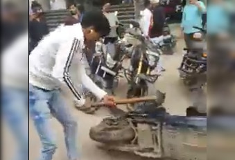 Angry Customer Smashes Ola Scooter With Hammer Outside Showroom After Receiving Rs 90,000 Bill - WATCH