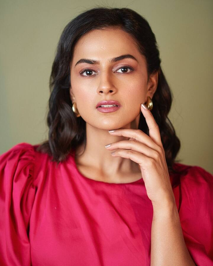 లేటెస్ట్ గా బాలకష్ణ మూవీలో ఛాన్స్ కొట్టేసింది శ్రద్ధా శ్రీనాధ్. ఈ విషయంపై మెకానిక్ రాకీ ఈవెంట్ లో శ్రద్ధాకి ఓ ప్రశ్న ఎదురైంది. బాలకృష్ణ సినిమాలో నటించే ఛాన్స్ రావడం లక్ గా భావిస్తున్నారా అంటే.. అదేం కాదు..నా టాలెంట్ చూసి ఆ అవకాశం వచ్చిందని క్లారిటీ ఇచ్చేసింది శ్రద్ధా శ్రీనాథ్