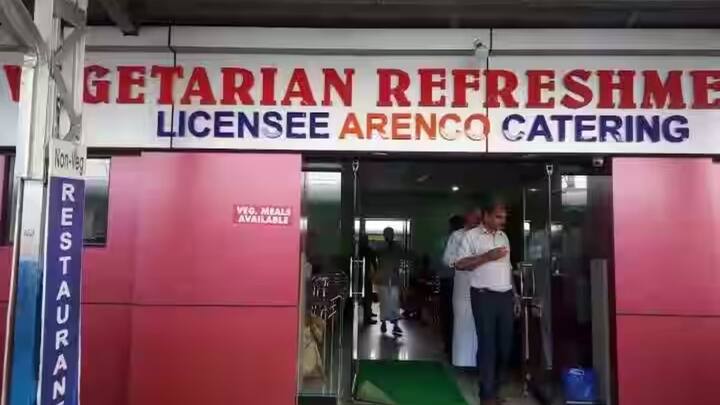 जिस तरह ट्रेन में सफर करने वाले यात्रियों के लिए भारतीय रेलवे ने नियम तय किए होते हैं. उस तरह ही कैटरिंग सर्विस प्रोवाइडर्स के लिए भी रेलवे के नियम होते हैं. नियमों के तहत कोई भी वेंडर प्रिंट रेट से ज्यादा की कीमत पर समान नहीं बेच सकता.