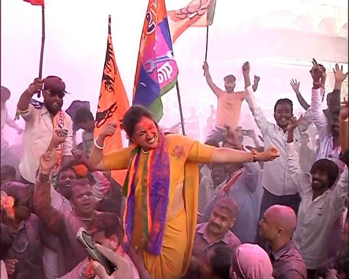 यावेळी नवनीत राणा यांनी भन्नाट डान्सही केला.