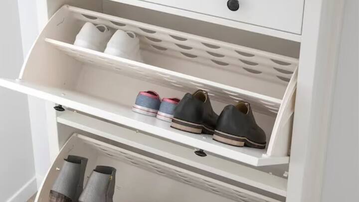 বাস্তু মেনে বাড়ির জুতো রাখার জায়গা সাজিয়ে রাখুন। এটি পশ্চিমমুখী করে রাখলেই ভাল হয়।