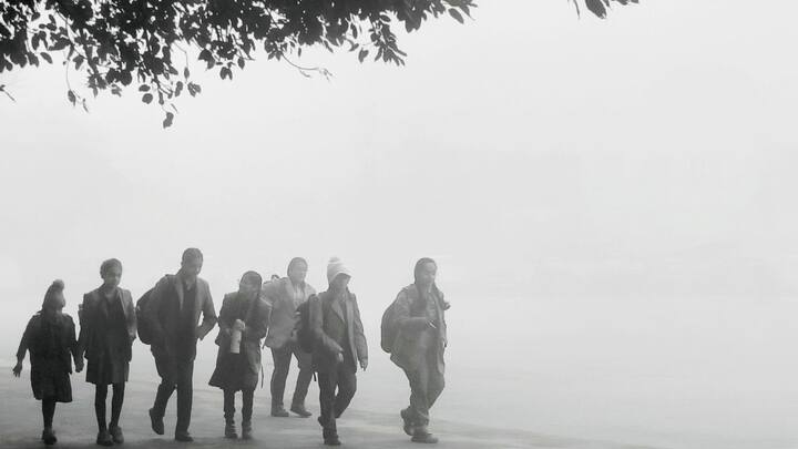 মরশুমে প্রথম কলকাতা তাপমাত্রা ১৭ ডিগ্রির ঘরে। রাতের তাপমাত্রা আরও কমল। সকালের দিকে হালকা কুয়াশা ও ধোঁয়াশা। বেলা বাড়লে পরিস্কার আকাশ ;মনোরম আবহাওয়া।