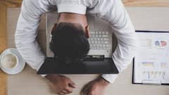 ऑफिस में सोने पर गई नौकरी तो शख्स ने कंपनी पर कर दिया केस, अब मिलेंगे 40 लाख रुपये