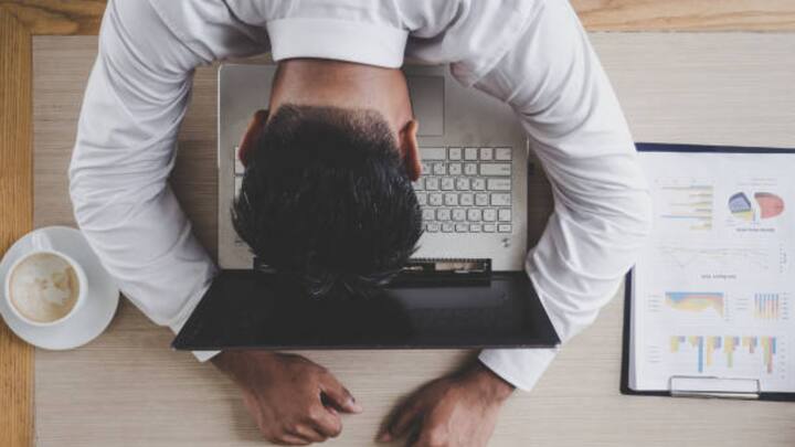 इस साल की शुरुआत में, वह देर रात तक गाड़ी चलाने के बाद अपने दफ्तर की मेज पर ही सो गया था. बदकिस्मती से, दफ्तर के अंदर लगे सीसीटीवी कैमरे में उसकी झपकी कैद हो गई.