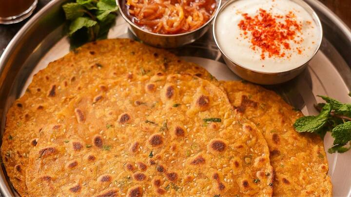 இதை சப்பாத்திக் கல்லில் போட்டு தாராளமாக எண்ணெய் விட்டு சுட்டெடுக்க, சர்க்கரை வள்ளிக் கிழங்கு பராத்தா ரெடி. இதன் மேல் வெண்ணெய் வைத்து சாப்பிட்டால் ருசியாக இருக்கும்.