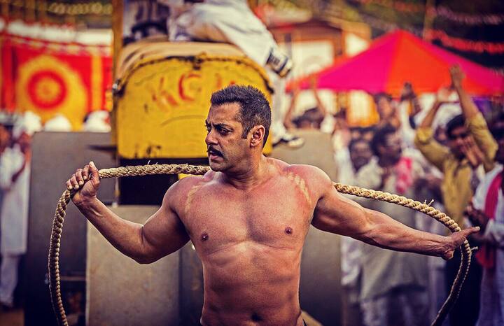 तभी अनुष्का शर्मा भी कहती हैं कि हां, कई बार शूटिंग के दौरान पहलवान अपने असली रूप में आ जाते थे. उन्हें लगता था कि हम इनसे क्यों हारे, इसलिए वो सच में मारपीट कर जाते थे.