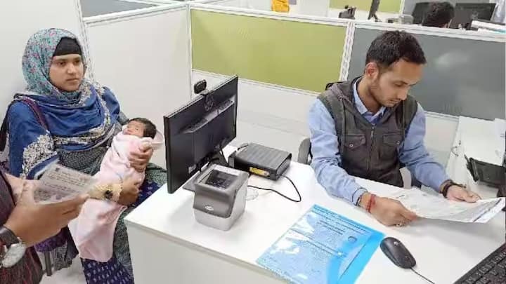 जैसे अगर आप आधार कार्ड में अपना नाम, घर का पता, जन्म तिथि और लिंग इनमें से कोई जानकारी अपडेट करवा रहे हैं. तो इसके लिए आपको 50 रुपये की फीस देनी होगी. क्योंकि यह सब जानकारी डेमोग्राफिक जानकारी होती है.