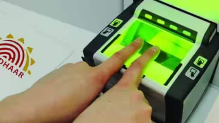 જ્યારે તમે તમારી ફિંગરપ્રિન્ટ અને આઇરિસની માહિતીમાં ફેરફાર કરવા માંગો છો. પછી તમારે આ માટે 100 રૂપિયા ચૂકવવા પડશે. કારણ કે આ માહિતી બાયોમેટ્રિક માહિતી હેઠળ આવે છે. તમે એક જ સમયે તમામ માહિતી અપડેટ કરી શકો છો.