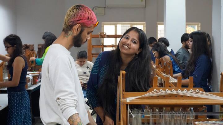 छात्र देशभर के टॉप फैशन डिजाइनिंग संस्थानों से पढ़ाई करना चाहते हैं वे इस एंट्रेस टेस्ट में शामिल होने के लिए निर्धारित अंतिम तिथि 6 जनवरी 2025 तक फॉर्म भर सकते हैं. एप्लीकेशन फॉर्म ऑनलाइन माध्यम से NTA की ऑफिशियल वेबसाइट exams.nta.ac.in/NIFT/ पर जाकर या इस पेज पर दिए गए डायरेक्ट लिंक पर सकते हैं. (फोटो क्रेडिट- सोशल मीडिया)