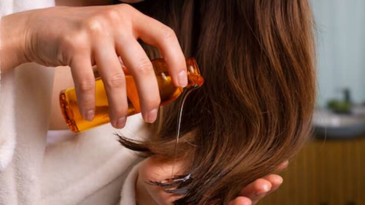 Hair Care Tips: ঠিক কতদিন অন্তর তেল লাগাবেন মাথায়, জানুন। ছবি: ফ্রিপিক।