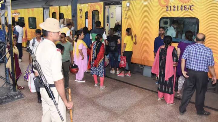 ১৩৯ নম্বর ডায়াল করে আপনার অভিযোগ সংক্ষেপে জানাতে পারেন আপনি। এক্ষেত্রে প্রথমেই আপনাকে নিজের পিএনআর নম্বর বলতে হবে।