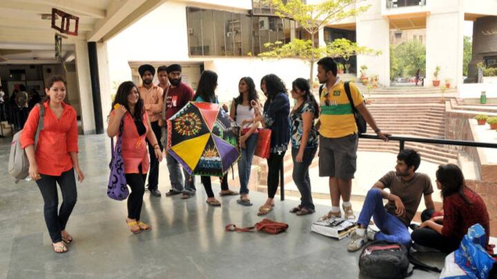 NIFT 2025 Application Form भरने के लिए आपको सबसे पहले आधिकारिक वेबसाइट पर जाना होगा. वेबसाइट के होम पेज पर आपको जिस पाठ्यक्रम के लिए आवेदन करना है उस लिंक पर क्लिक करें. (फोटो क्रेडिट- सोशल मीडिया)