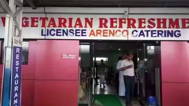 સામાન્ય રીતે, ટ્રેનમાં ખોરાક વેચવાની જવાબદારી IRCTC એટલે કે ઇન્ડિયન રેલ્વે કેટરિંગ એન્ડ ટુરિઝમ કોર્પૉરેશનની હોય છે. ટ્રેનમાં તમને ઘણો ખોરાક મળી શકે છે. પરંતુ તેના માટે પણ રેલવે નિયમો નક્કી કરવામાં આવ્યા છે.