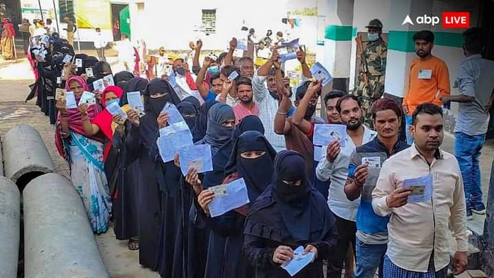 दूसरी तरफ महाविकास आघाड़ी है जिसे भले ही हर वर्ग के लोगों का वोट नहीं मिला लेकिन उसके मुस्लिम वोट बैंक ने थोड़ी बहुत इज्जत बचा ली. मुस्लिम समाज ने महाविकास अघाड़ी पर खूब भरोसा जताया है.