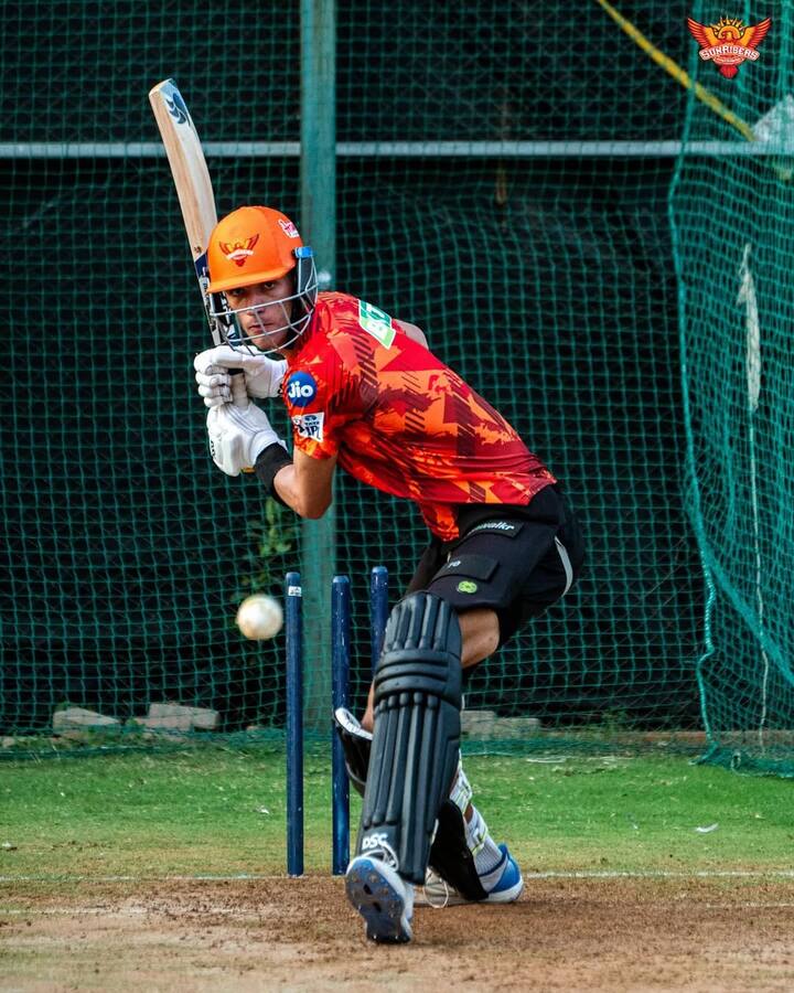 दक्षिण अफ्रीका के दमदार खिलाड़ी और सनराइजर्स हैदराबाद में ऑलराउंड प्रदर्शन करने वाले मार्को जानसेन इस बार ऑक्शन में पहुंचे हैं. हालिया फॉर्म को देखते हुए मार्को पर 25 करोड़ रुपये से ज्यादा बोली लगाई जा सकती है.