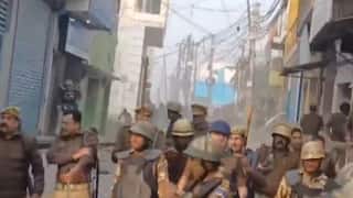 Sambhal Shahi Masjid Survey Protest Pelted stones on police संभल में शाही जामा मस्जिद के सर्वे का विरोध, प्रदर्शनकारियों ने पुलिस पर किया पथराव