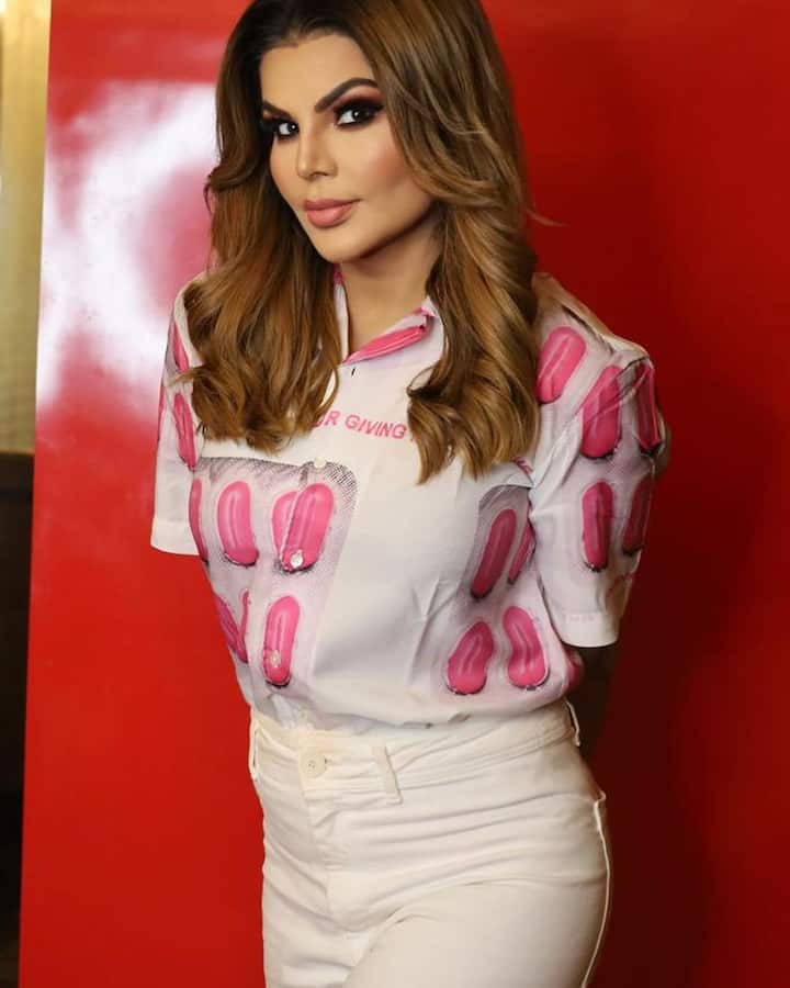 हालांकि ये फिल्म राखी को एक्टिंग में सफल नहीं कर पाई. इसके बाद राखी ने डांस में अपना करियर बनाने का फैसला लिया.