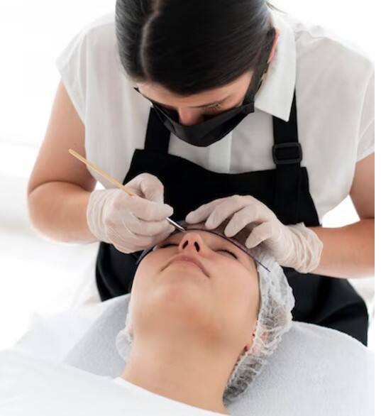 ਥ੍ਰੈਡਿੰਗ ਦੇ ਬਾਅਦ ਚਿਹਰੇ ਨੂੰ ਗੁਲਾਬ ਜਲ ਨਾਲ ਧੋਵੋ। ਇਸ ਨਾਲ ਮੁਹਾਂਸੇ ਨਹੀਂ ਹੋਣਗੇ ਅਤੇ ਚਮੜੀ ਵੀ ਲਾਲ ਨਹੀਂ ਹੋਵੇਗੀ। ਮੋਈਸਚਰਾਈਜ਼ਰ ਲਗਾਉਣ ਦੇ ਬਾਅਦ ਚਮੜੀ 'ਤੇ ਆਈਸ ਕਿਊਬ ਲਗਾਓ ਜਿਸ ਨਾਲ ਜਲਣ ਘੱਟ ਹੋਵੇਗੀ ਅਤੇ ਇਨਫੈਕਸ਼ਨ ਹੋਣ ਦਾ ਖਤਰਾ ਵੀ ਨਹੀਂ ਹੋਵੇਗਾ।