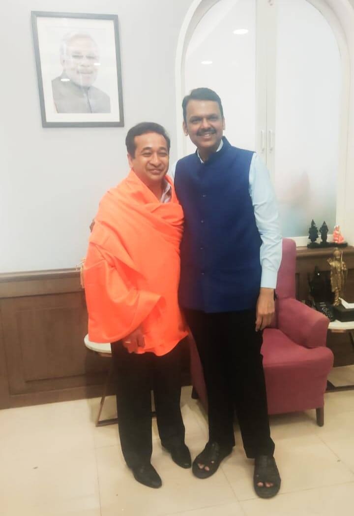 नितेश राणेंकडून आधी भगवी शाल घालत फडणवीसांचे अभिनंदन केले, यावेळी राणेंच्या कामाचे कौतुक करताना फडणवीसांनी तीच भगवी शाल राणेंच्या खांद्यावर ठेवली.