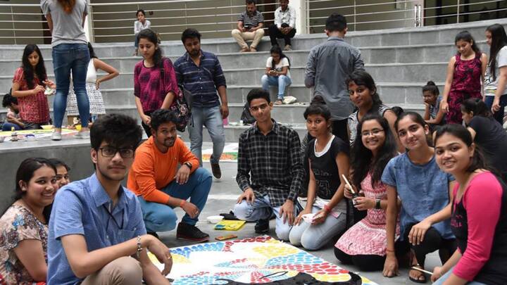 राष्ट्रीय परीक्षा एजेंसी (NTA) ने NIFT 2025 के लिए आवेदन प्रक्रिया शुरू कर दी है. जो कैंडिडेट्स देशभर के टॉप फैशन डिजाइनिंग संस्थानों के यूजी पीजी या पीएचडी प्रोग्राम में प्रवेश लेना चाहते हैं वे ऑनलाइन माध्यम से तय तिथियों के अंदर फॉर्म भर सकते हैं. (फोटो क्रेडिट- सोशल मीडिया)