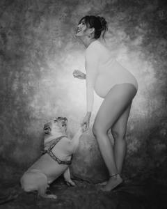 व्हाइट मोनोकिनी में सोनाली सहगल ने फ्लॉन्ट किया बेबी बंप, इंटरनेट पर छाई एक्ट्रेस के मैटरनिटी फोटोशूट की तस्वीरें