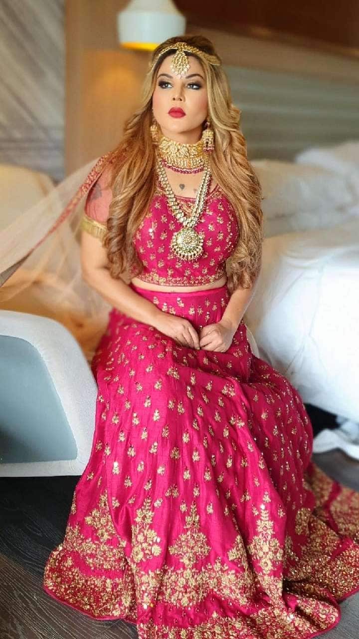 मीडिया रिपोर्ट्स की मानें तो राखी सावंत आज अपने दम पर 37 करोड़ रुपये से भी ज्यादा की संपत्ति बना चुकी हैं. वहीं मुंबई और दुबई में आलीशान घर के अलावा राखी सांवत कई लग्जरी गाड़ियों की भी मालकिन हैं.