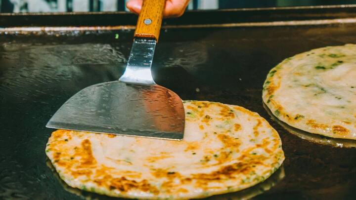 ஒரு கடாயில் சிறிதளவு எண்ணெய் விட்டு காய்ந்ததும், மிளகாய்த் தூள் சேர்த்து, உதிர்த்த சர்க்கரைவள்ளிக் கிழங்கு, உப்பு மற்றும் தனியா அனைத்தையும் போட்டு நன்றாகக் கிளறி இறக்கி ஆறவிடவும்.