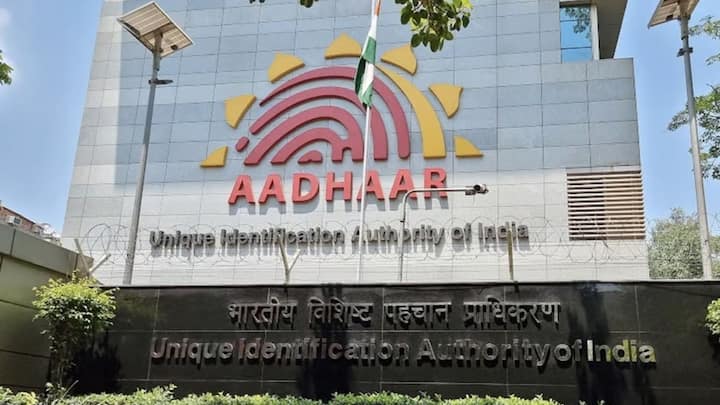 आधार कार्ड को भारत में यूनिक आइडेंटिफिकेशन अथॉरिटी ऑफ इंडिया यानी यूआईडीएआई संचालित करती है. यूआईडीएआई ने आधार कार्ड में जानकारी अपडेट करवाने के लिए फीस तय की है. आप किस तरह की जानकारी अपडेट करवा रहे हैं उस हिसाब से फीस लगती है.