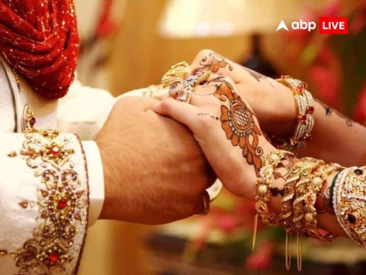 शीघ्र विवाह के लिए स्टफिक यंत्र को गंगाजल से शुद्ध करके पूजा करें और ऊं शुक्र शुक्राय नम: मंत्र का जाप करें. इस उपाय को 16 शुक्रवार तक करने से कुंडली में शुक्र की स्थिति शुभ होती है और शीघ्र विवाह के योग बनते हैं.