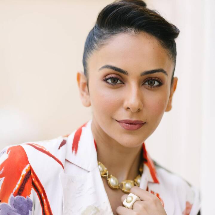 Rakul Preet Singh Instagram Pics: రకుల్ రీసెంట్ ఫోటోలు గమనించారా? ఢిల్లీ టు హైదరాబాద్ వయా ముంబై నుంచి వచ్చిన ఈ పంజాబీ అమ్మాయి స్టైల్ గేమ్ మారింది. ప్రతి రెండు పోస్ట్స్ మధ్య వేరియేషన్ చూపెడుతోంది. (Image Courtesy: rakulpreet / Instagram)