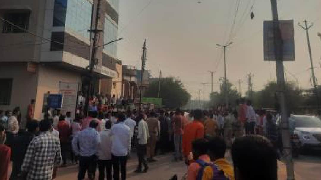 निकालानंतर शिंदे गट भाजप कार्यकर्त्यांमध्ये राडा, हिंगोलीत गोळीबाराच्या घटनेने तरुणासह चौघे जखमी Hingoli Assembly Election Result BJP Shiv Sena Rada In Hingoli 4 injured निकालानंतर शिंदे गट भाजप कार्यकर्त्यांमध्ये राडा, हिंगोलीत गोळीबाराच्या घटनेने तरुणासह चौघे जखमी