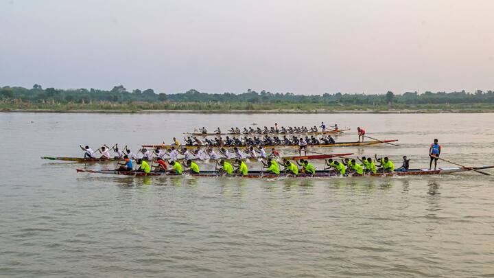 সকালের দিকে কুয়াশা থাকার সম্ভাবনা পশ্চিম বর্ধমান, মুর্শিদাবাদ, বীরভূম জেলাতে। কলকাতায় ১৭ পুরুলিয়ায় ১২ ডিগ্রি সেলসিয়াস এর ঘরে তাপমাত্রা। নতুন করে তাপমাত্রা নামার সম্ভাবনা কম। 