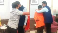 Nitesh Rane: भगवी शाल घालून फडणवीसांचा सत्कार; उपमुख्यमंत्र्याच्या कृतीने लाजले आमदार नितेश राणे